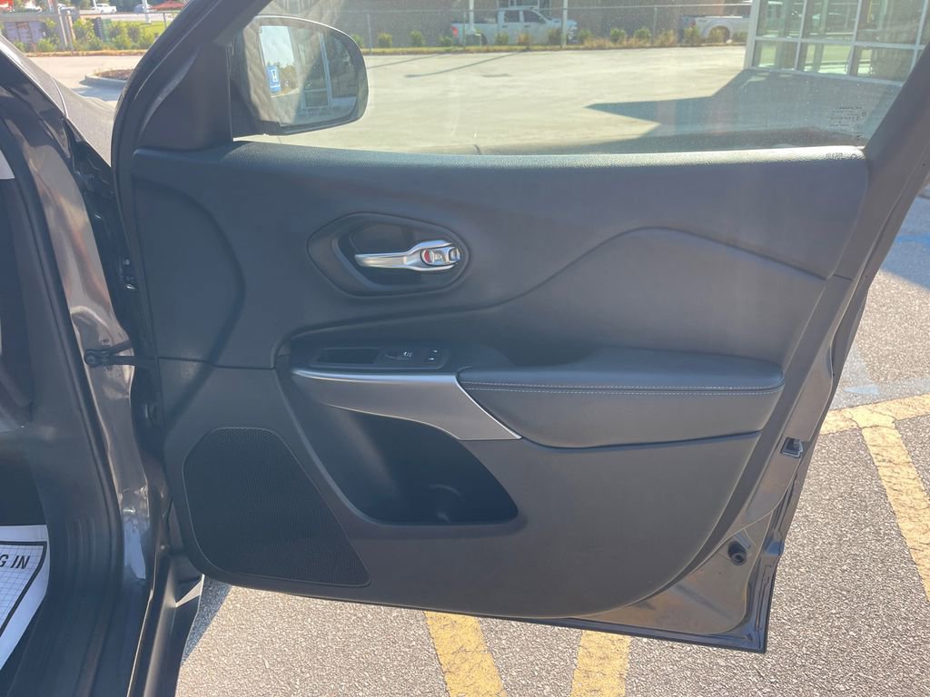 Used 2020 Jeep Cherokee Latitude Plus image 15