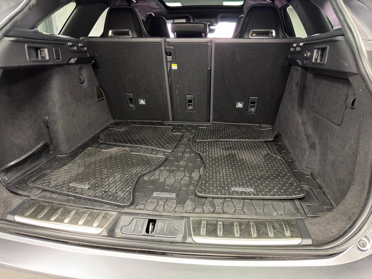 Used 2020 Jaguar F-PACE SVR image 39