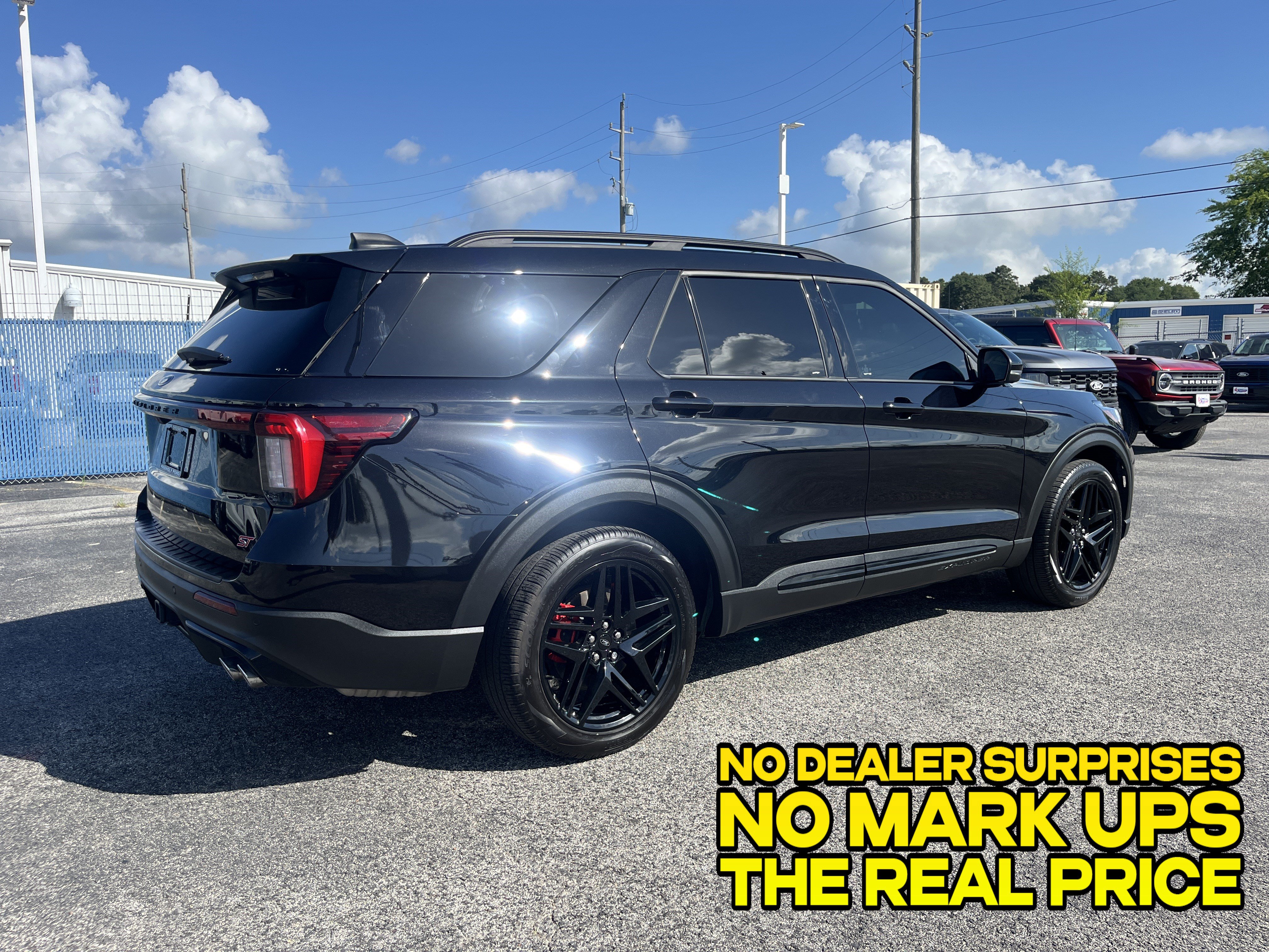 Used 2025 Ford Explorer ST AWD/4WD image 2