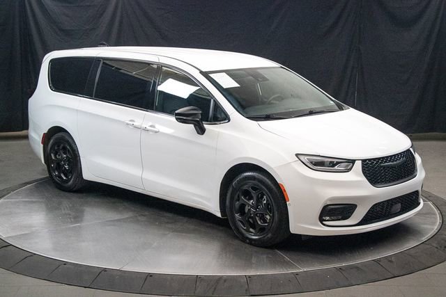 Used 2024 Chrysler Pacifica Select FWD image 2