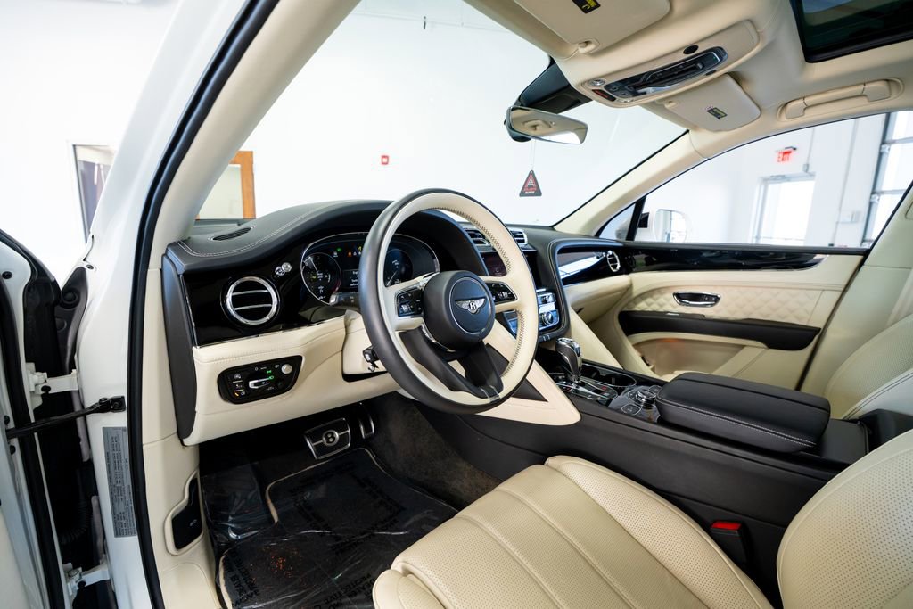 Used 2021 Bentley Bentayga Plug-In Hybrid image 32