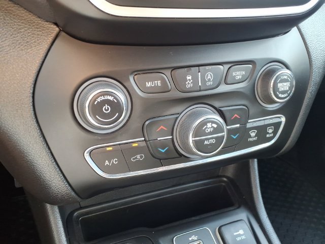 Used 2019 Jeep Cherokee Latitude Plus w/ Comfort/Convenience Group AWD/4WD image 27