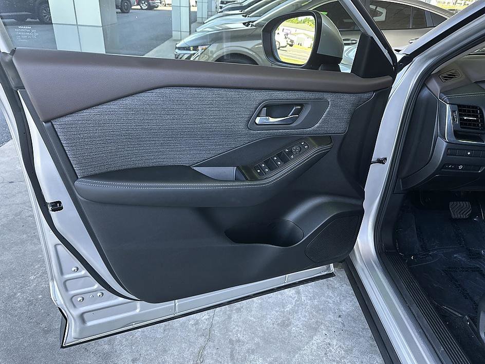 Certified 2023 Nissan Rogue SV image 25