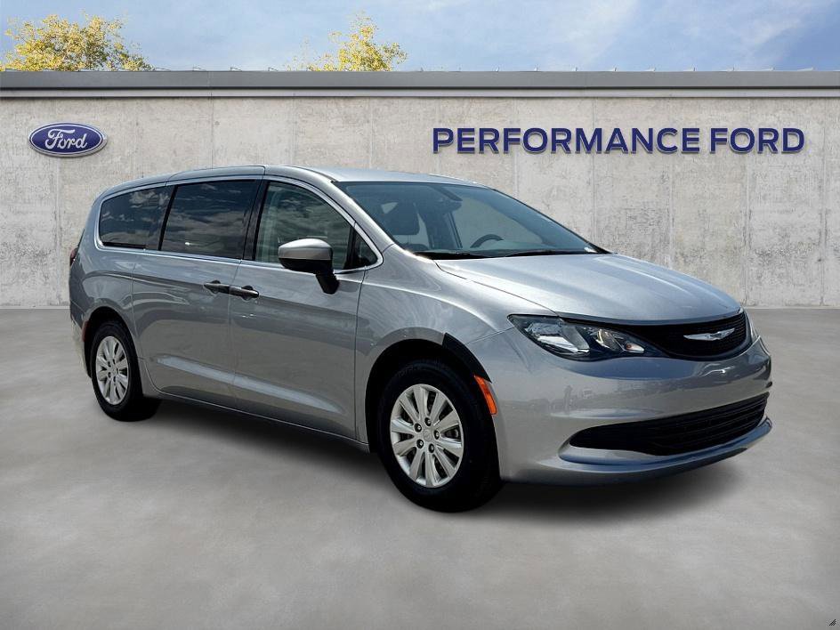 Used 2020 Chrysler Voyager L image 5