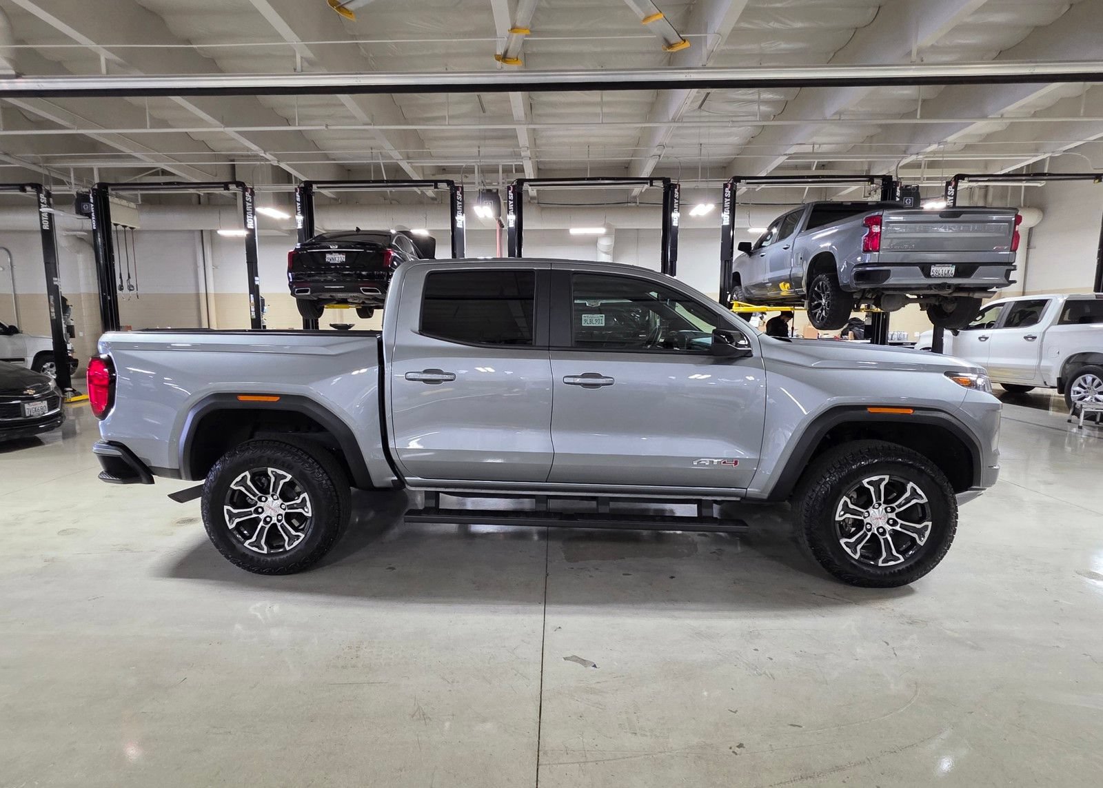 Used 2025 GMC Canyon AT4 AWD/4WD image 8