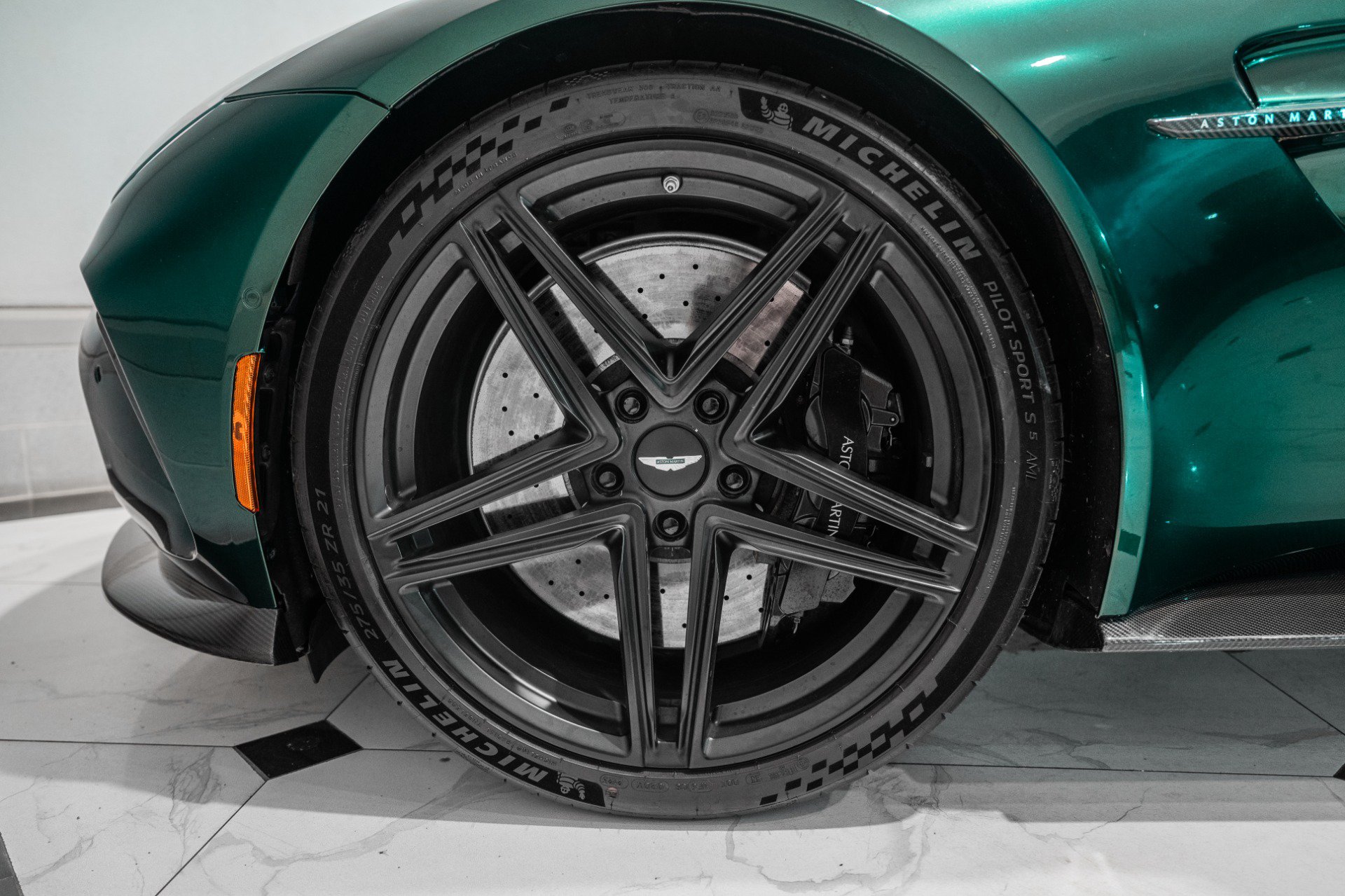 Used 2025 Aston Martin V8 Vantage Coupe RWD image 4