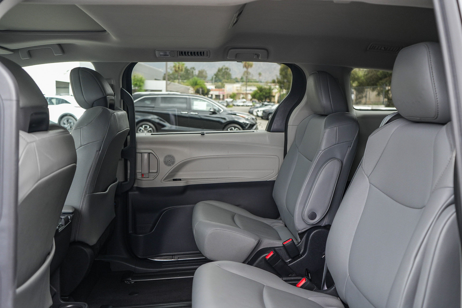 Used 2024 Toyota Sienna XLE FWD image 18