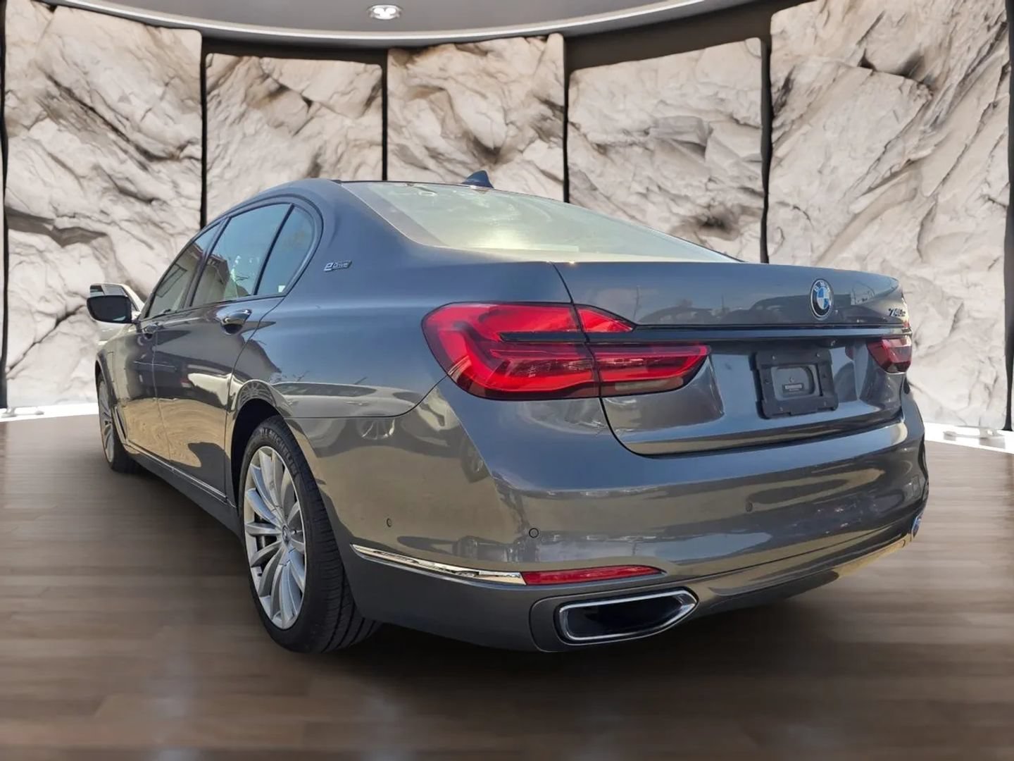 Used 2018 BMW 740e xDrive w/ Executive Package AWD/4WD image 8