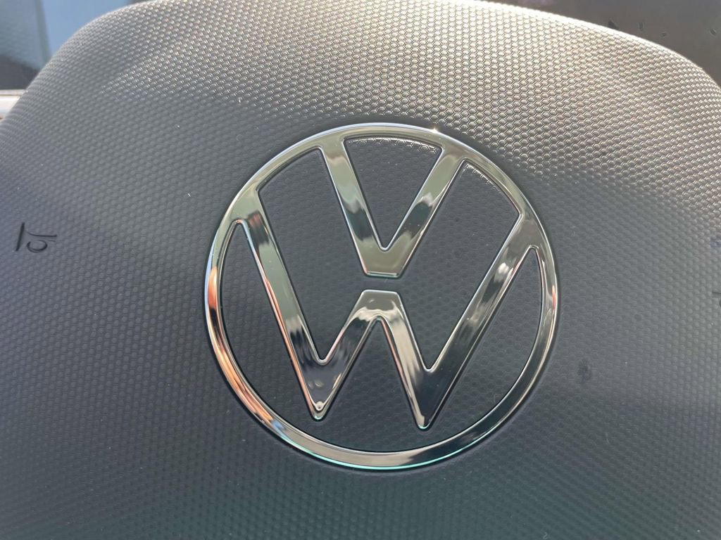 Certified 2025 Volkswagen Tiguan SE FWD image 22