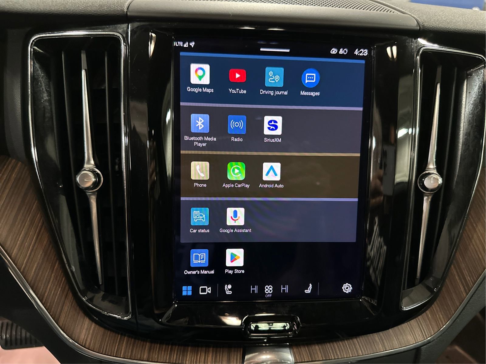 Used 2022 Volvo XC60 B5 Momentum w/ Climate Package image 16