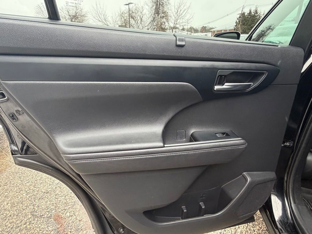 Used 2020 Toyota Highlander XLE image 17