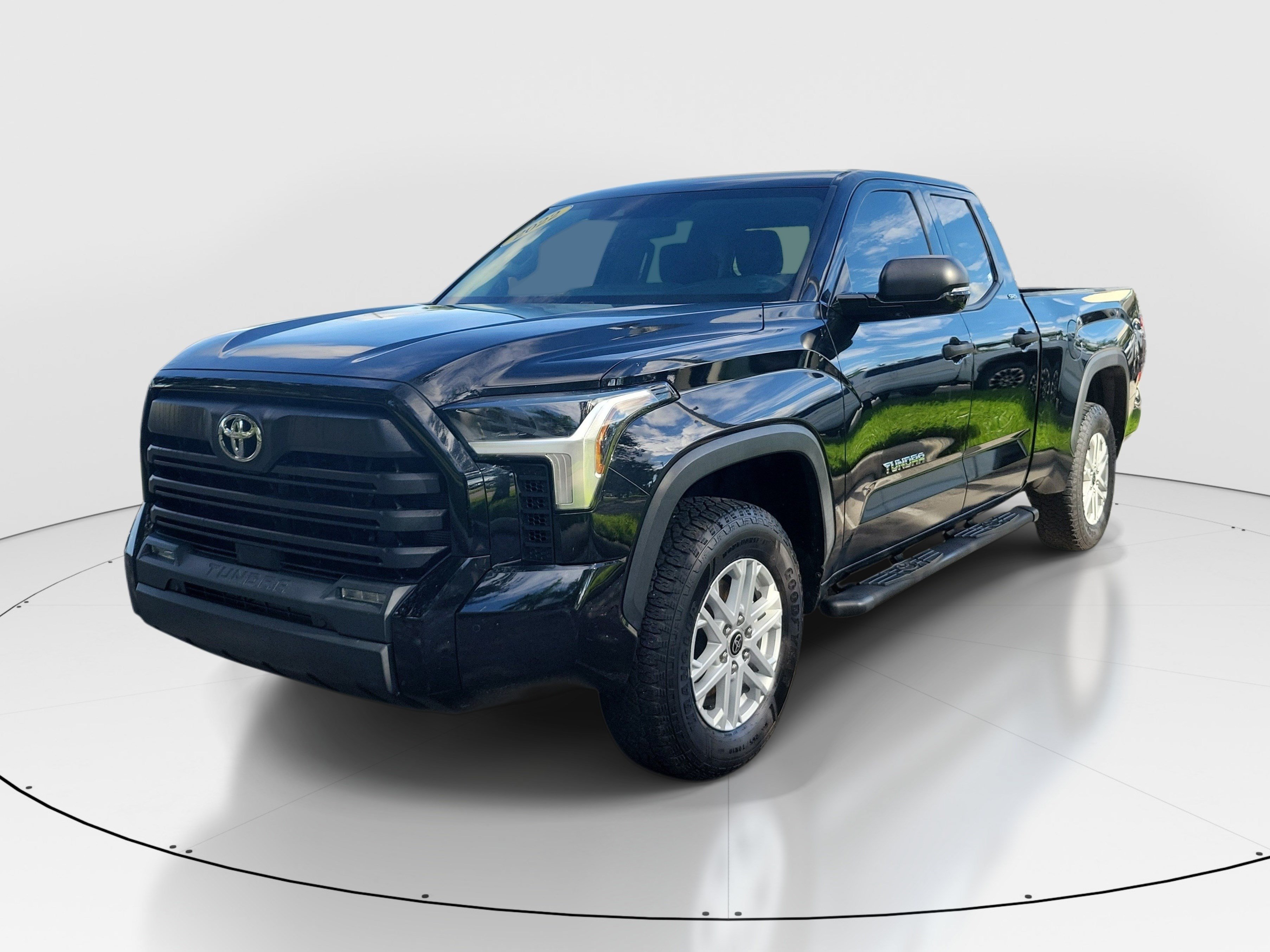Used 2022 Toyota Tundra SR5 w/ SR5 Convenience Package AWD/4WD image 3