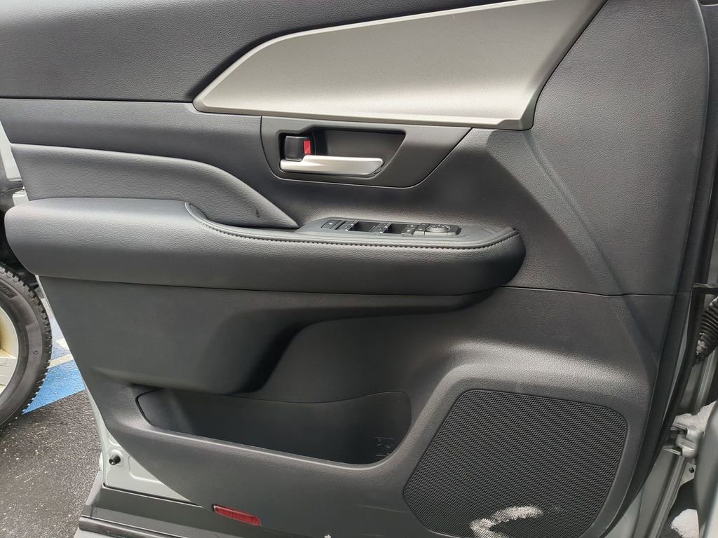 Used 2025 Toyota Grand Highlander AWD image 11