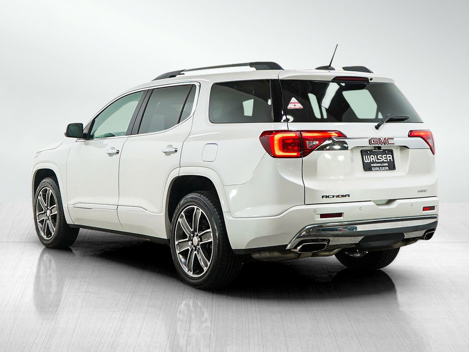 Used 2017 GMC Acadia Denali w/ Technology Package AWD/4WD image 3