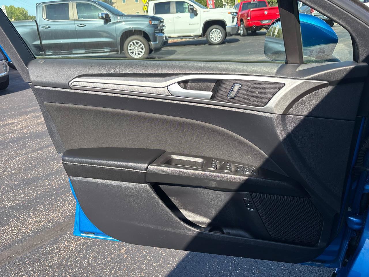 Used 2020 Ford Fusion SE FWD image 9