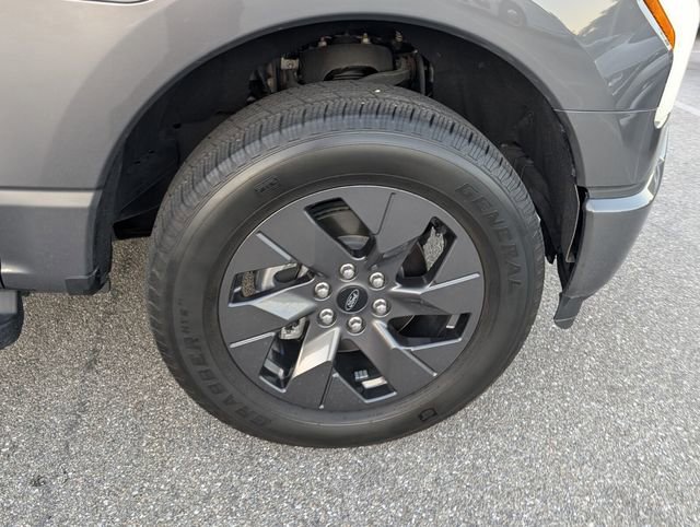 Used 2023 Ford F150 Lightning Lariat image 17