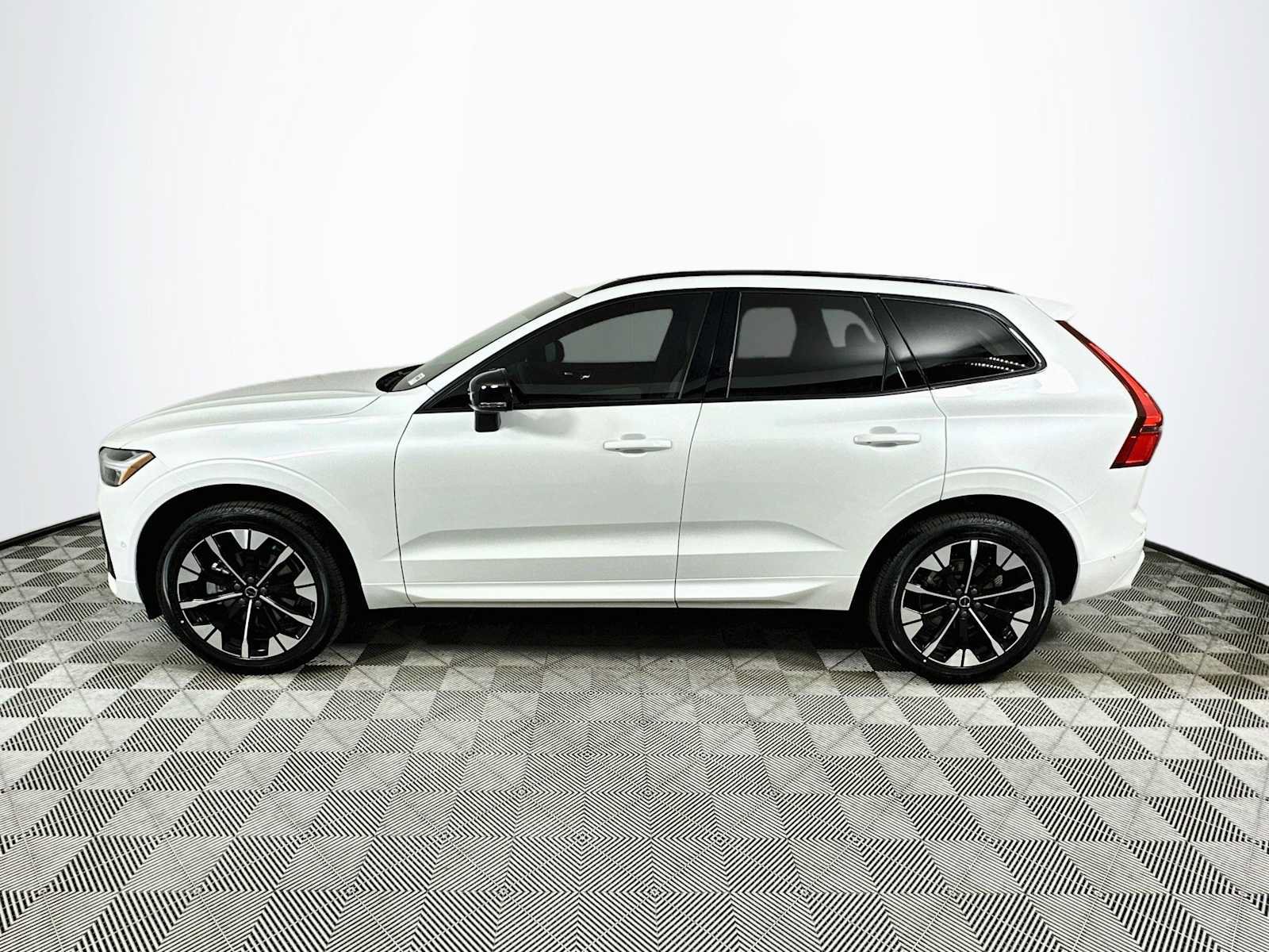 New 2026 Volvo XC60 B5 Plus w/ Climate Package PRO AWD/4WD image 4