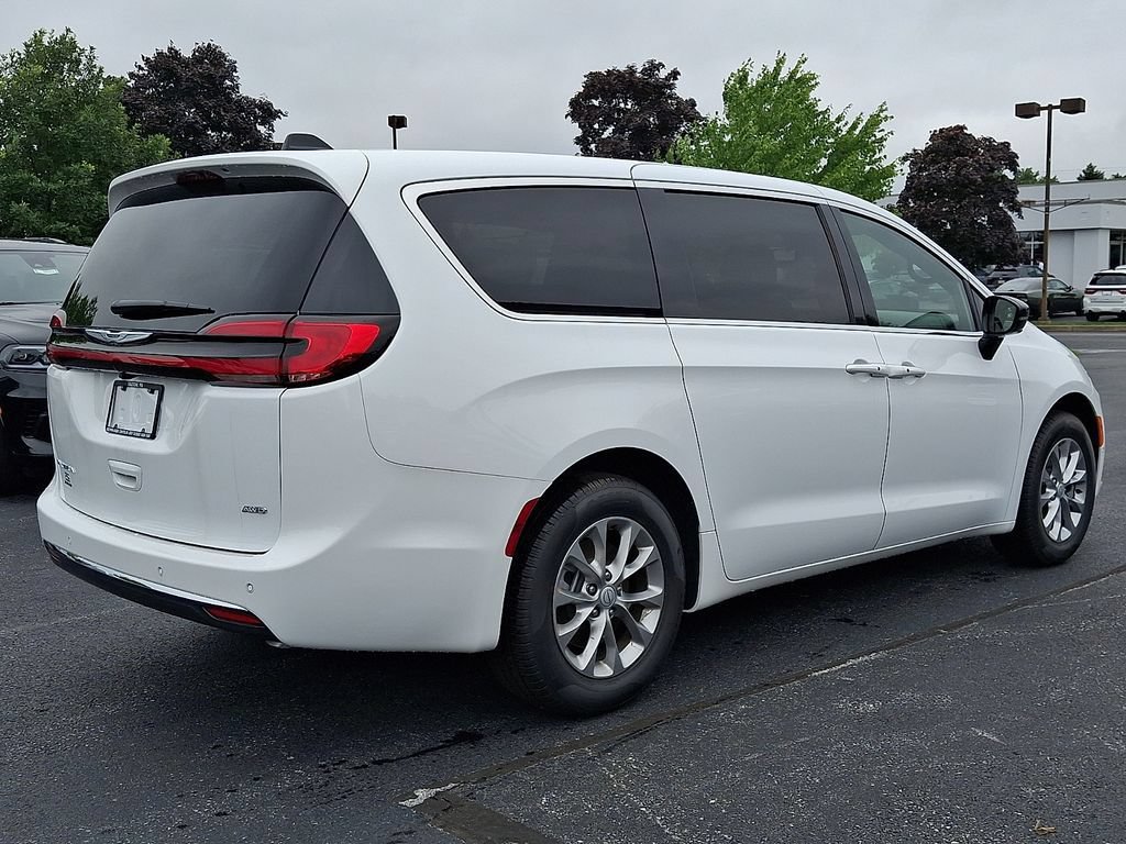 New 2026 Chrysler Pacifica Select AWD/4WD image 3