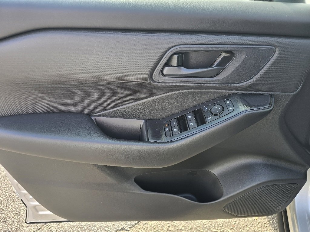 Used 2024 Nissan Rogue S image 9