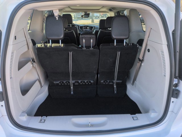 Used 2024 Chrysler Pacifica Limited image 6
