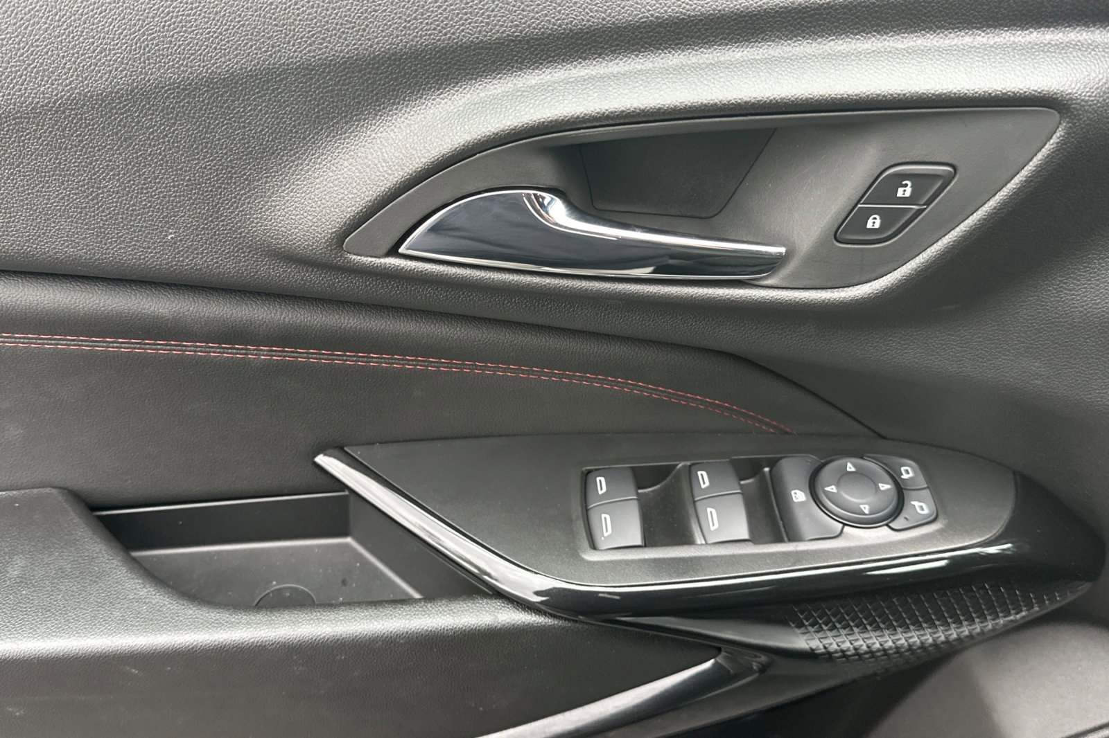 Used 2025 Chevrolet Trax RS w/ Driver Confidence Package image 12