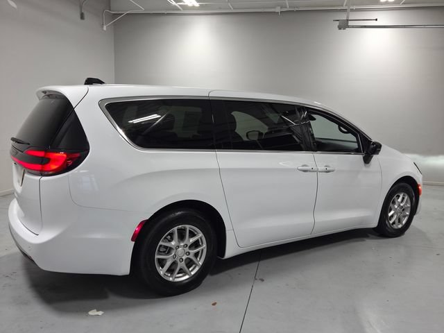 New 2027 Chrysler Pacifica Select w/ Family Tech Group FWD image 18