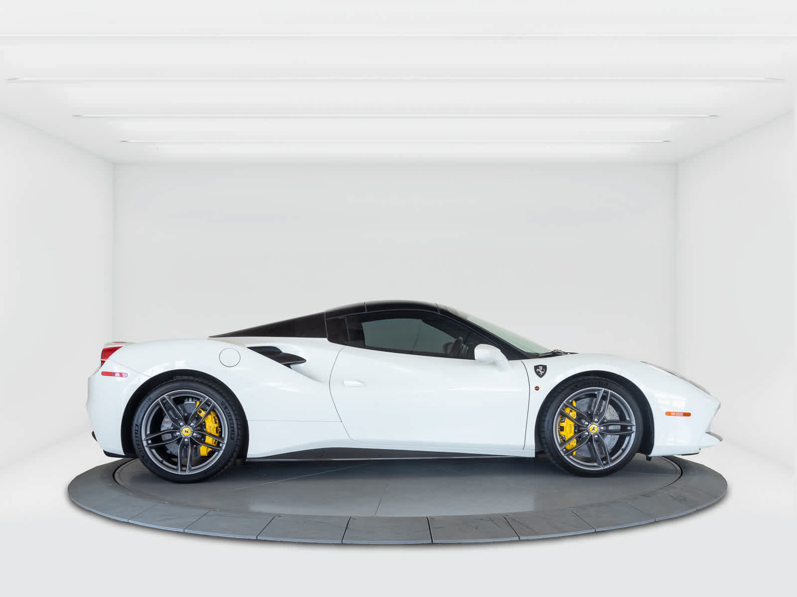 Used 2018 Ferrari 488 Spider RWD image 6