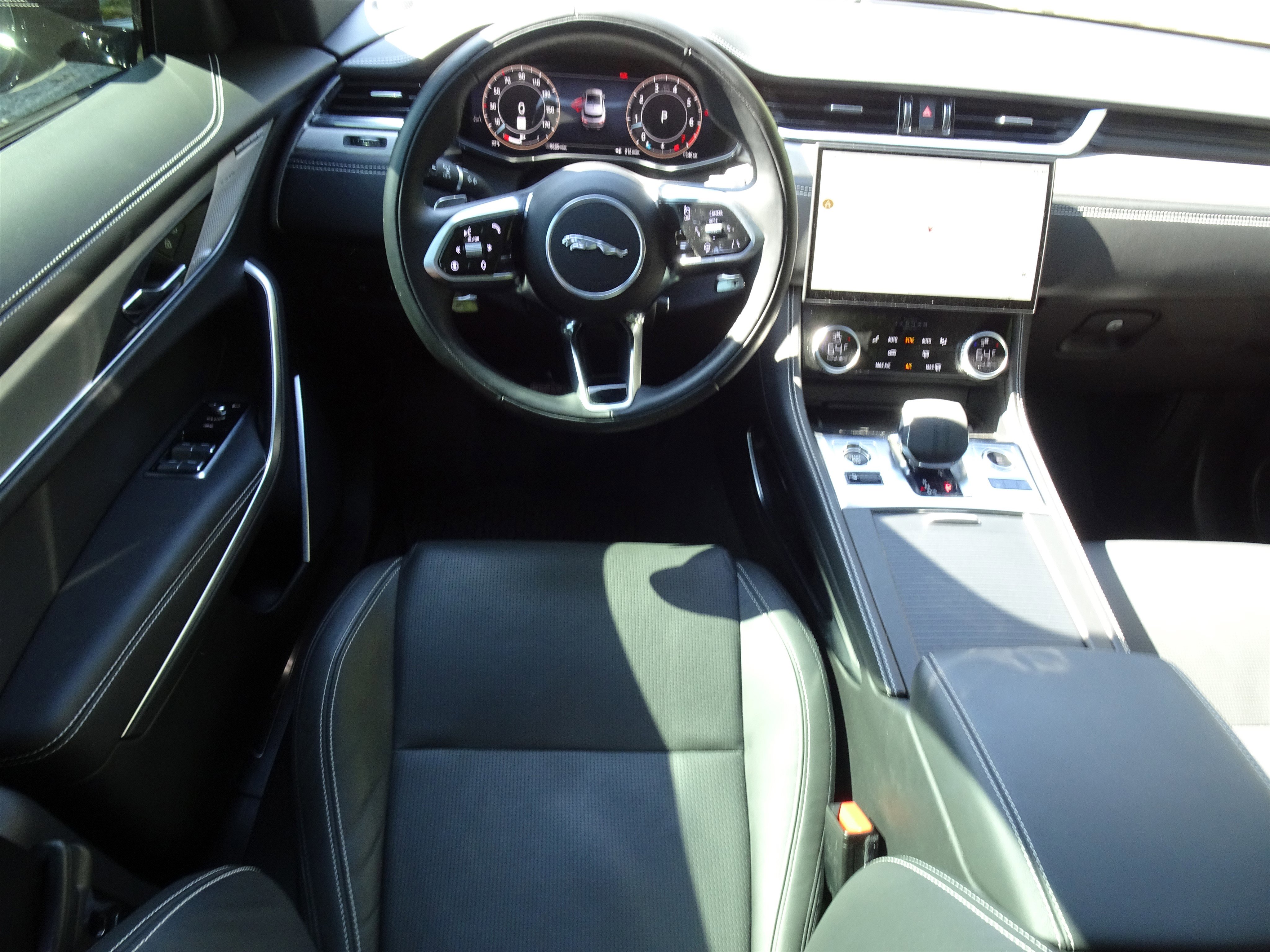 Certified 2025 Jaguar F-PACE R-Dynamic S image 18