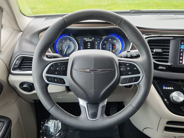 Used 2022 Chrysler Voyager LX FWD image 36