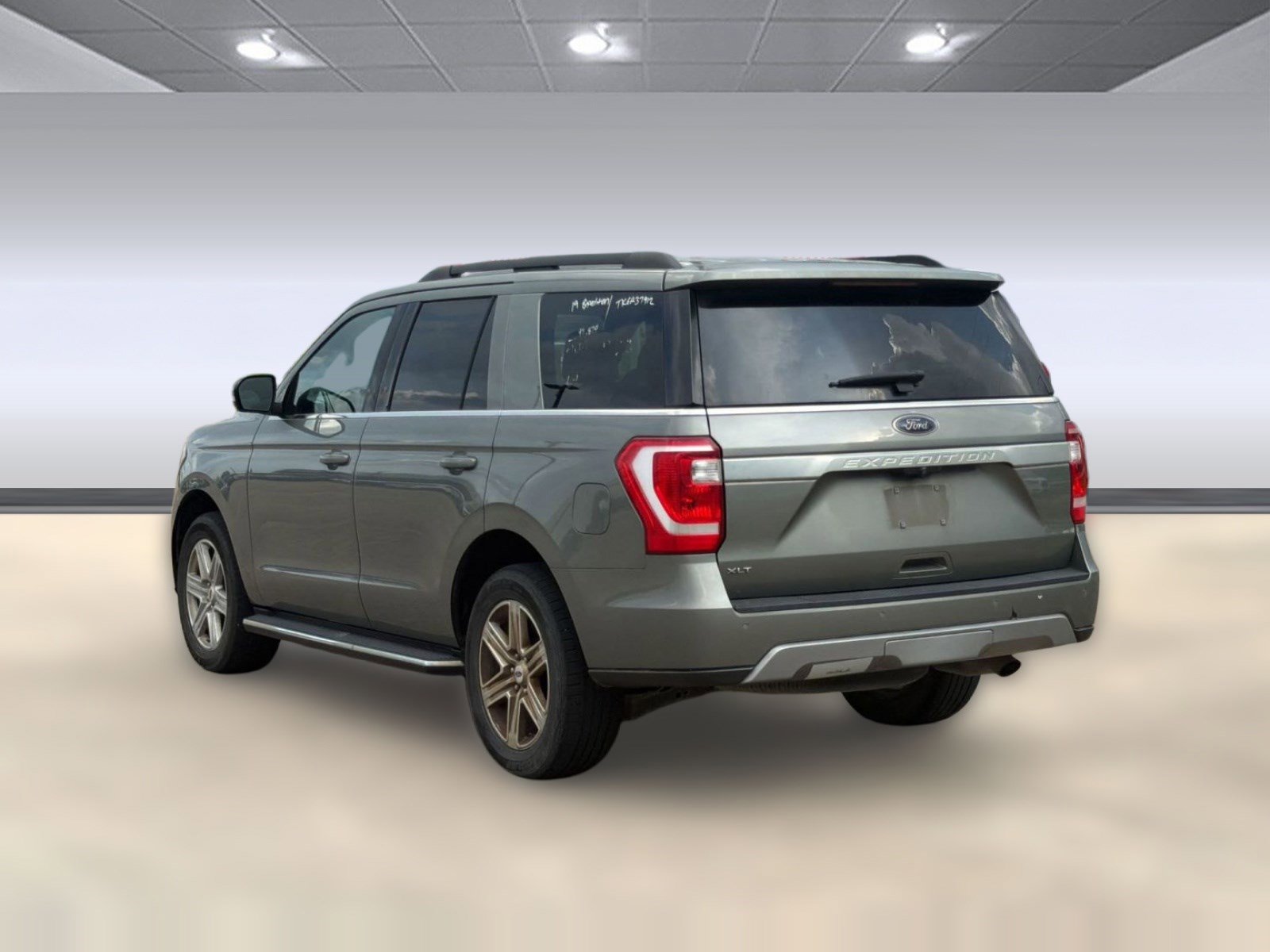 Used 2019 Ford Expedition XLT w/ Equipment Group 202A RWD image 3