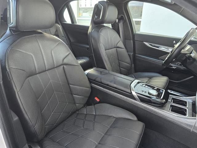 Used 2024 BMW i7 xDrive60 image 14