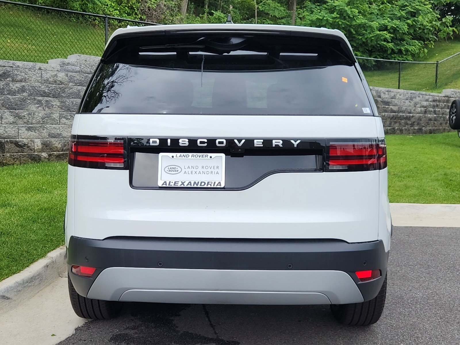 Certified 2024 Land Rover Discovery S image 7