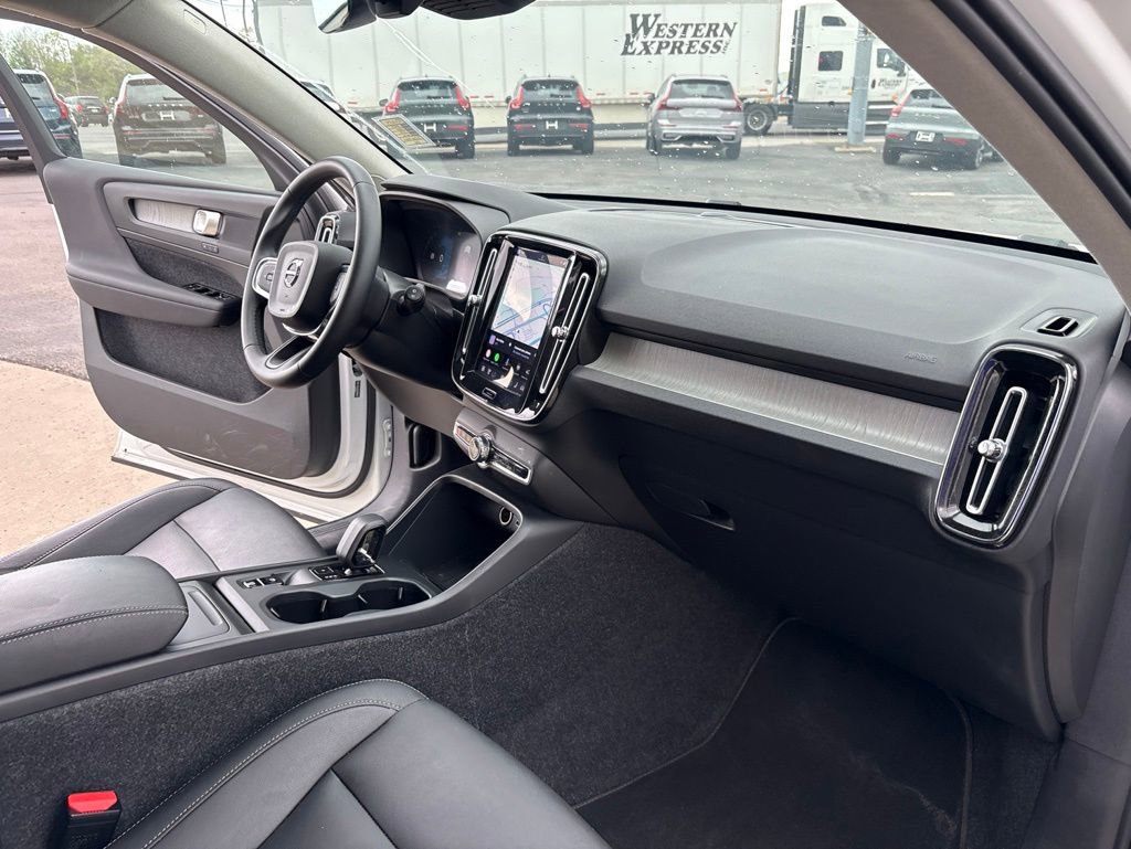 Used 2025 Volvo XC40 B5 Core AWD/4WD image 33
