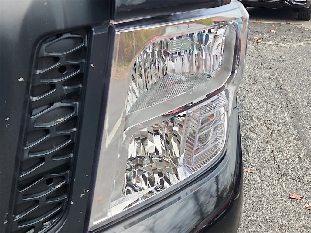Used 2017 Nissan Titan S image 9