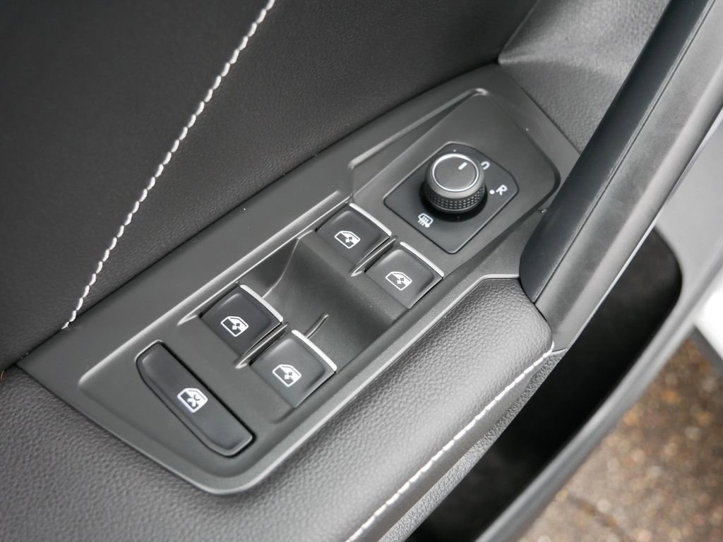 Used 2023 Volkswagen Tiguan SE R-Line image 16