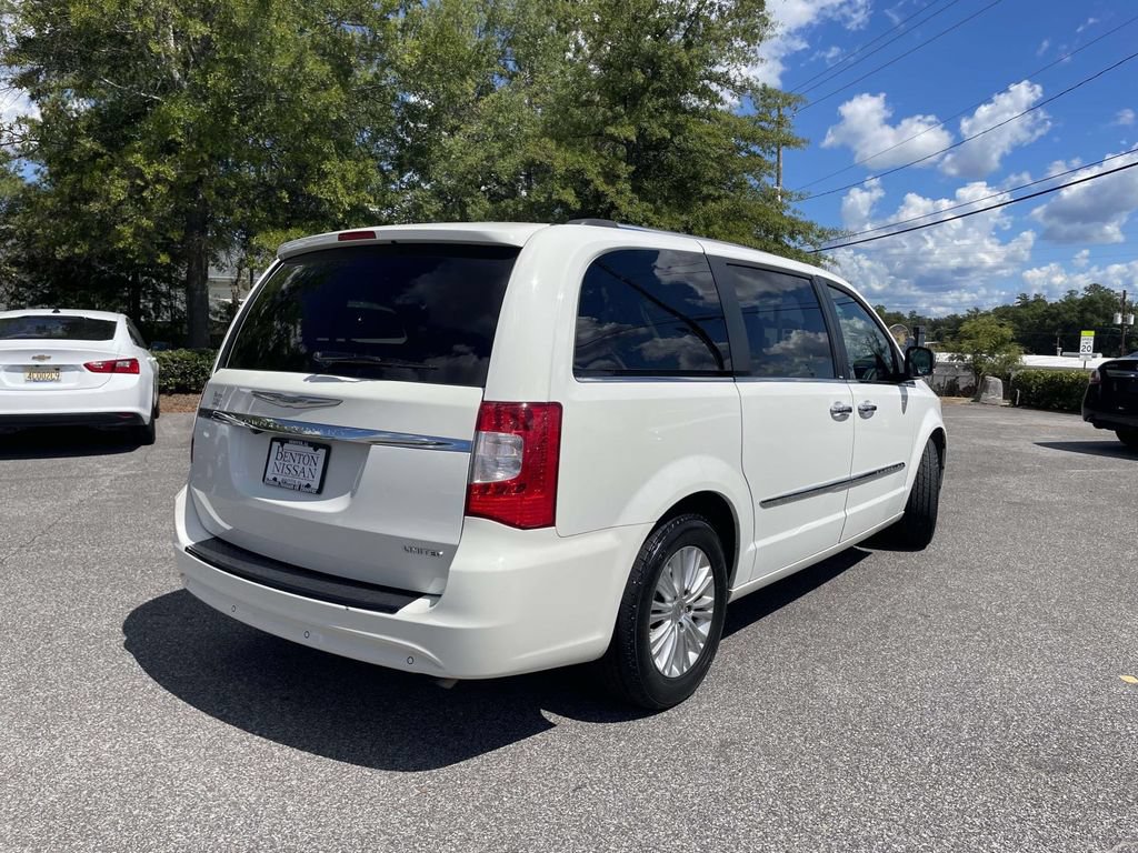 Used 2012 Chrysler Town & Country Limited FWD image 3