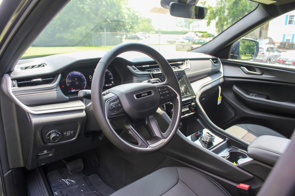 New 2025 Jeep Grand Cherokee L Laredo image 11