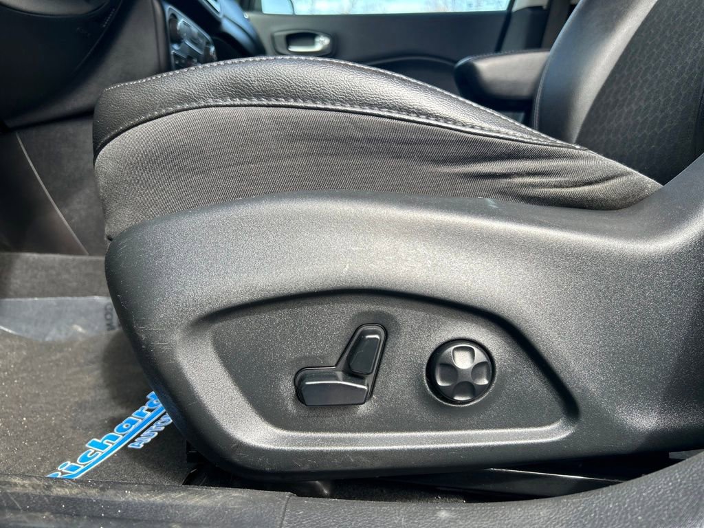 Used 2018 Jeep Compass Latitude w/ Popular Equipment Group FWD image 19