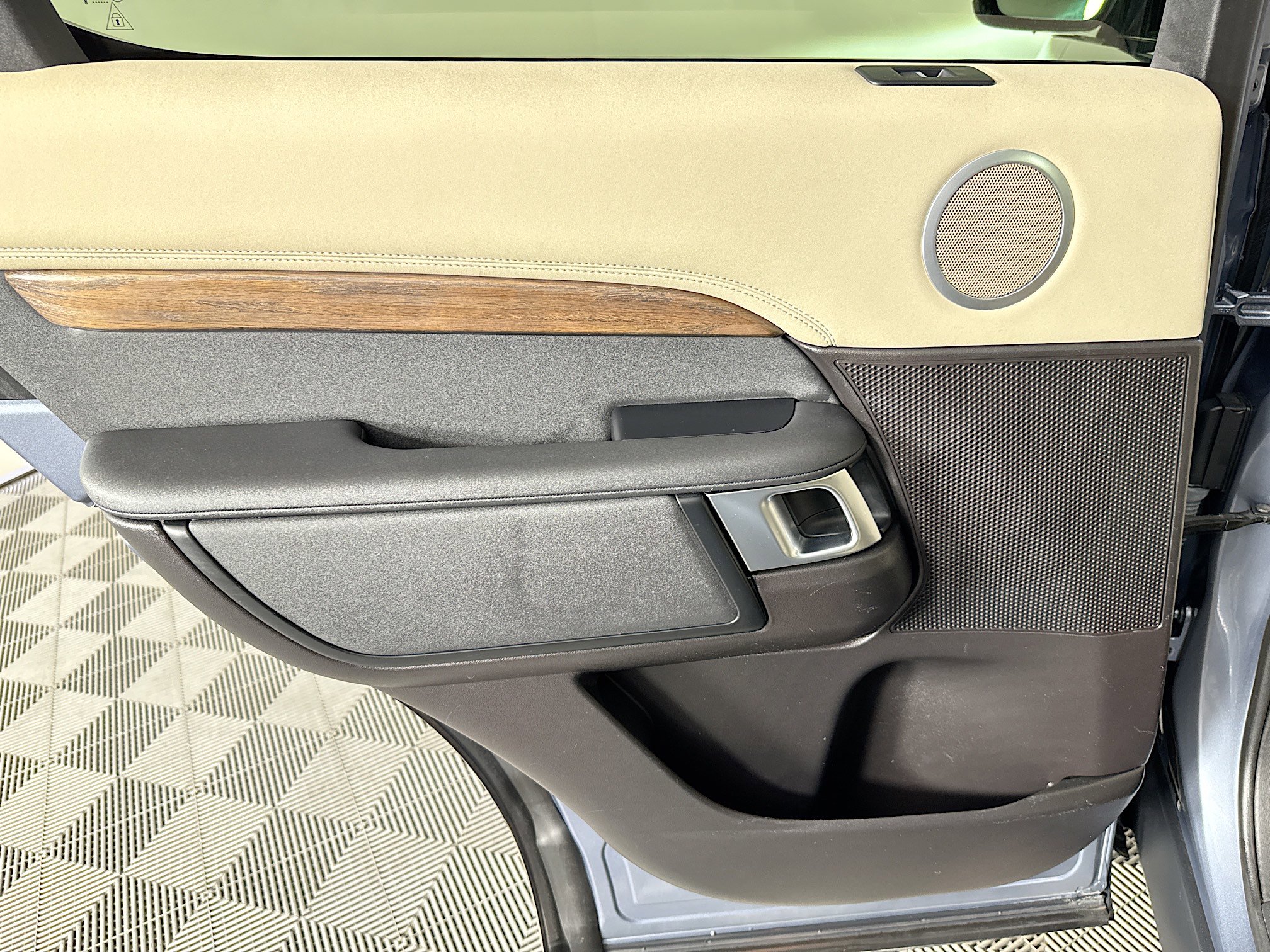 Used 2018 Land Rover Discovery HSE image 25