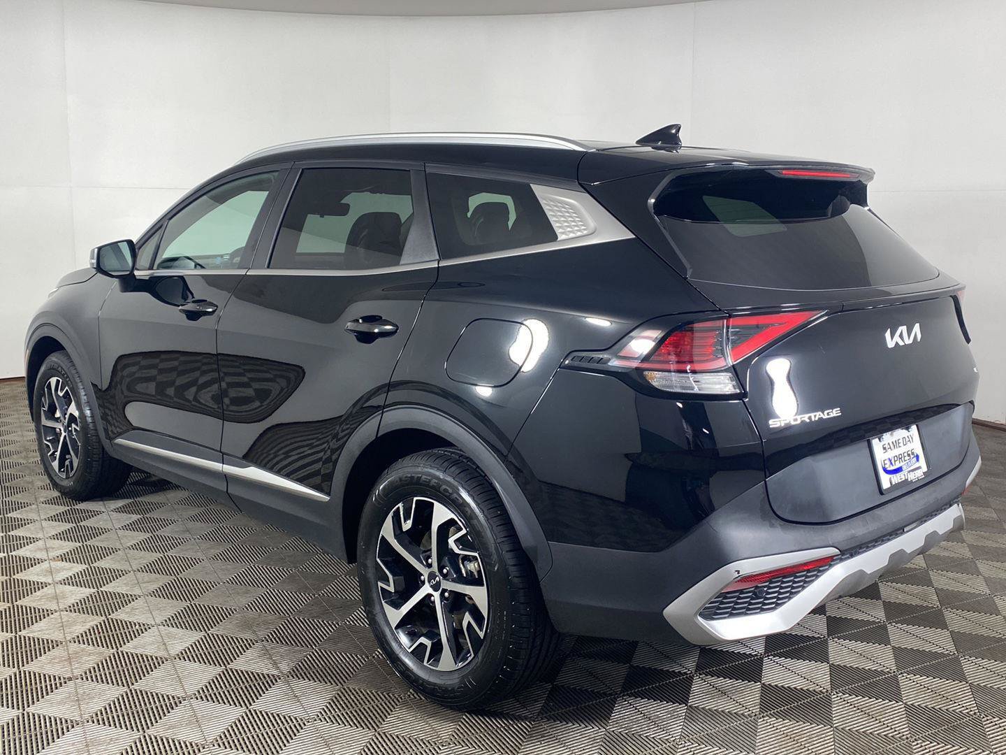 Used 2024 Kia Sportage EX AWD/4WD image 8