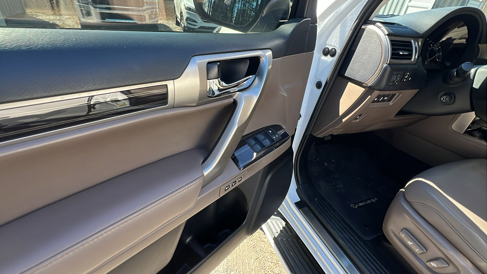 Used 2020 Lexus GX 460 Premium w/ Premium Package image 15