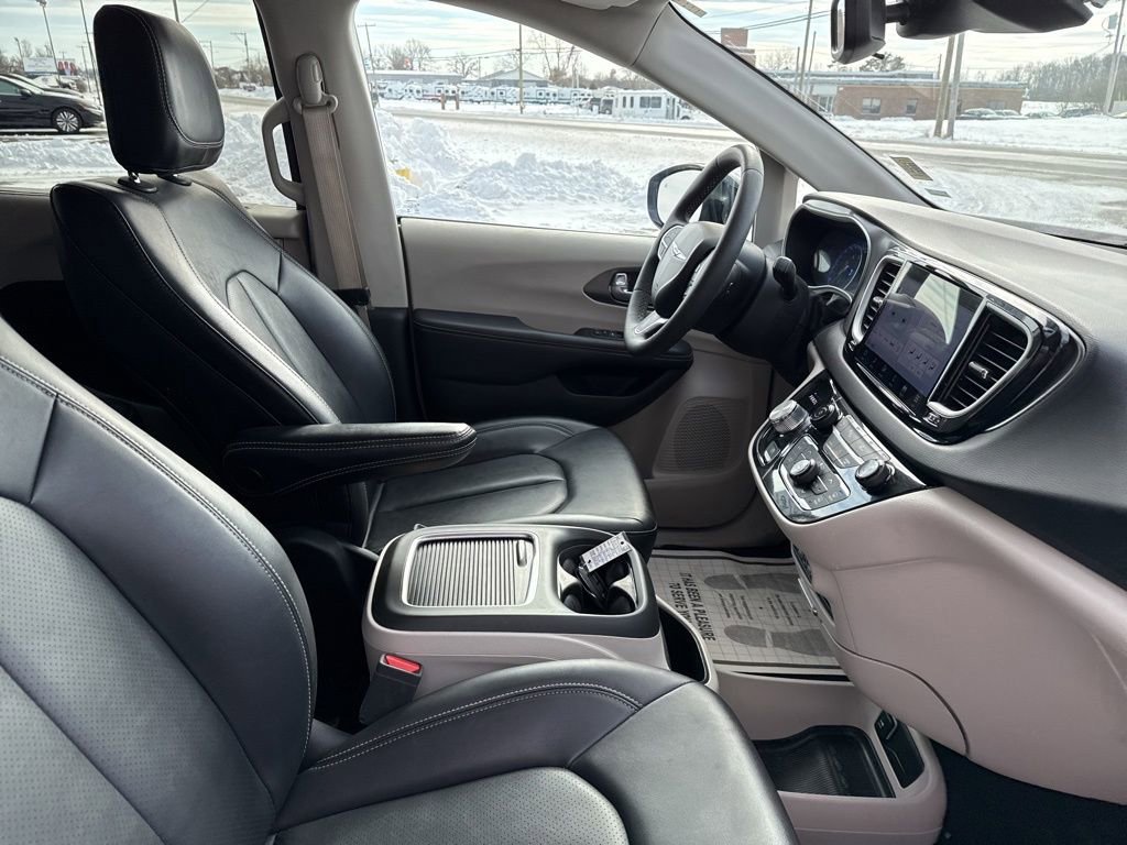 Used 2024 Chrysler Pacifica Touring-L image 28