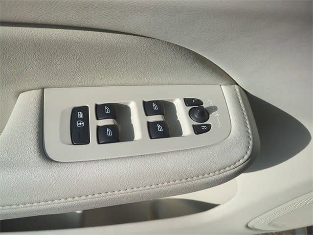 Used 2021 Volvo V60 T5 Cross Country w/ Lounge Package image 18