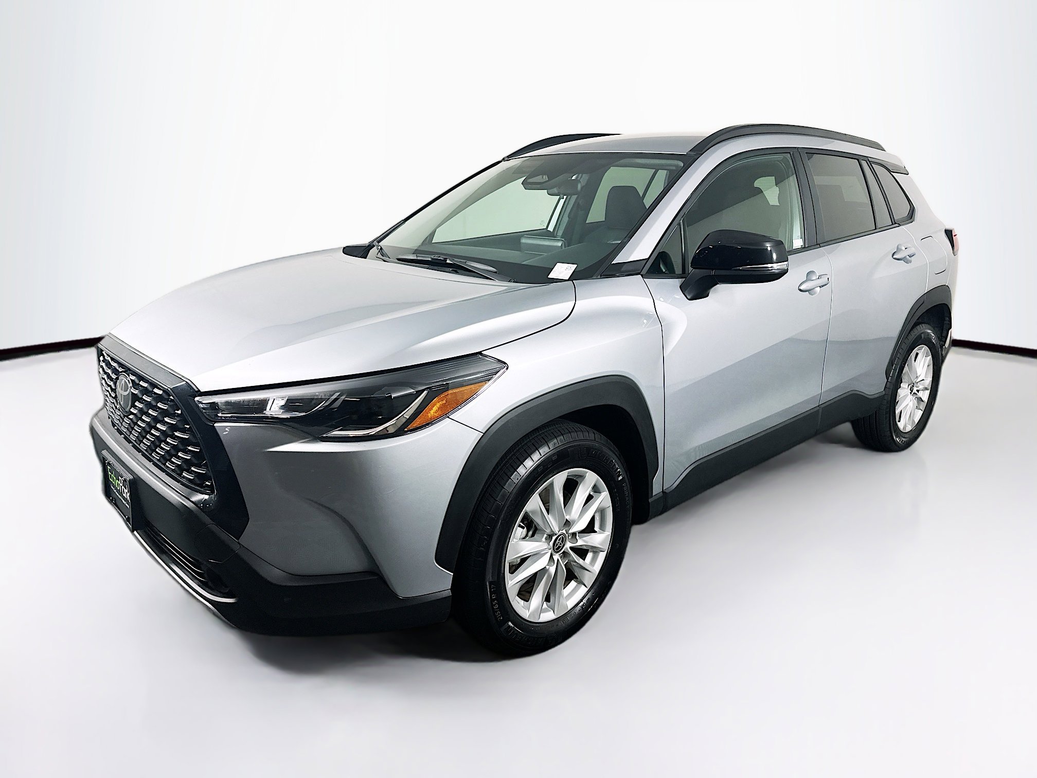 Used 2025 Toyota Corolla Cross LE image 3