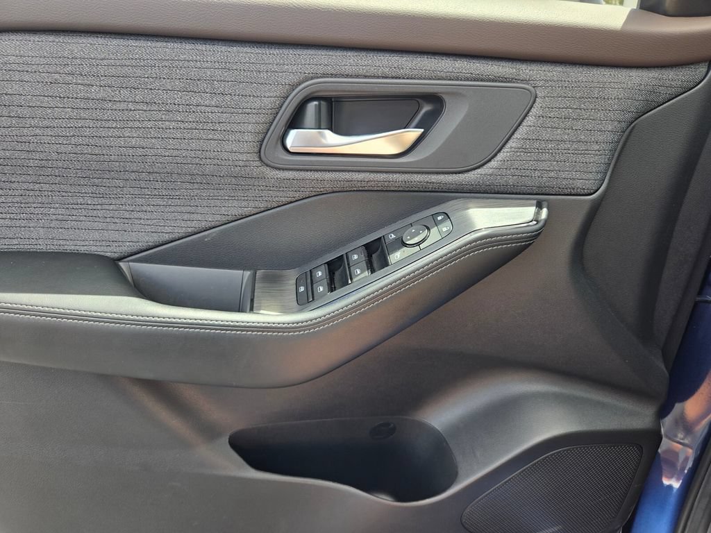 Used 2023 Nissan Rogue SV FWD image 17