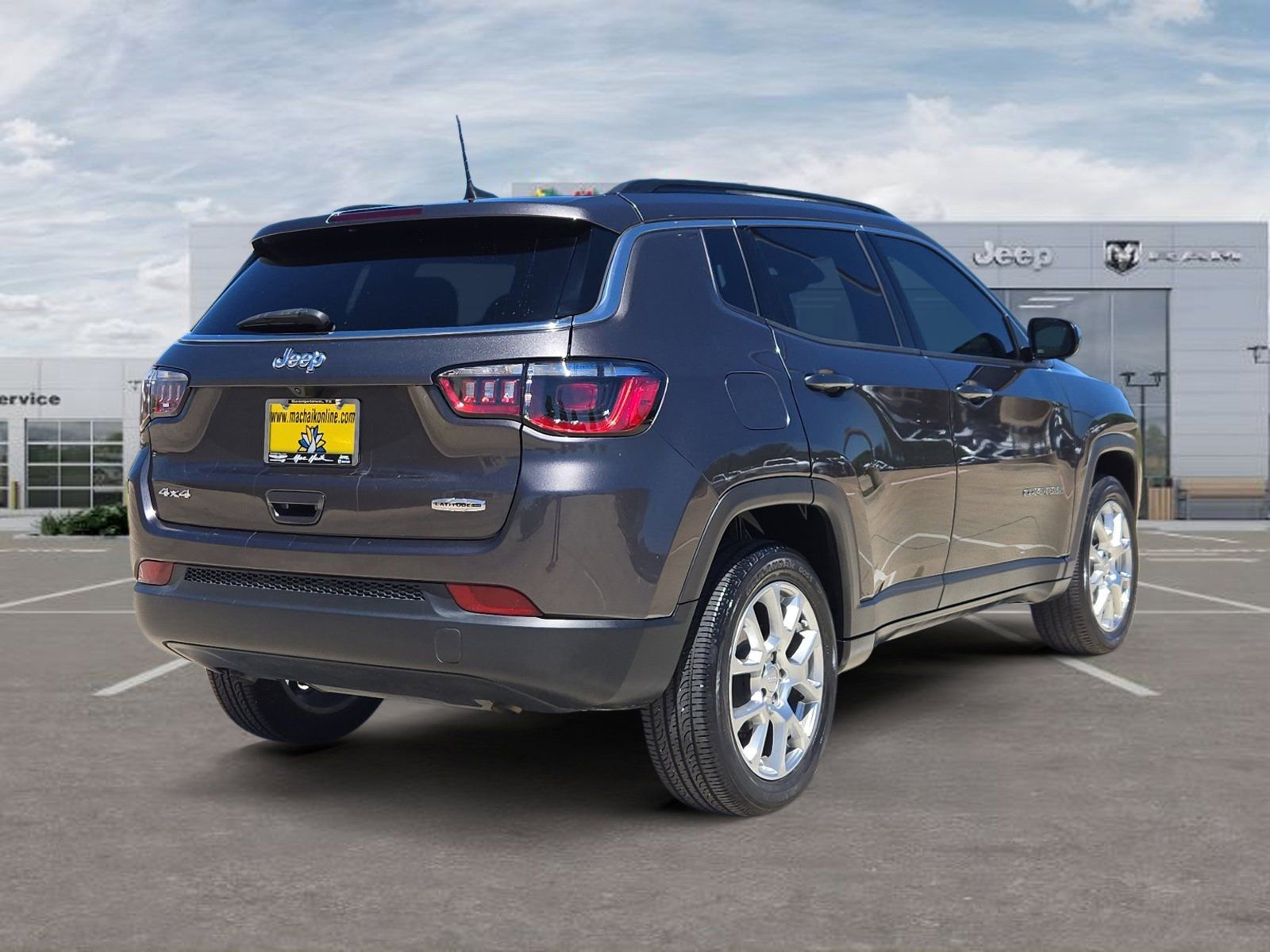 Used 2023 Jeep Compass Latitude image 5