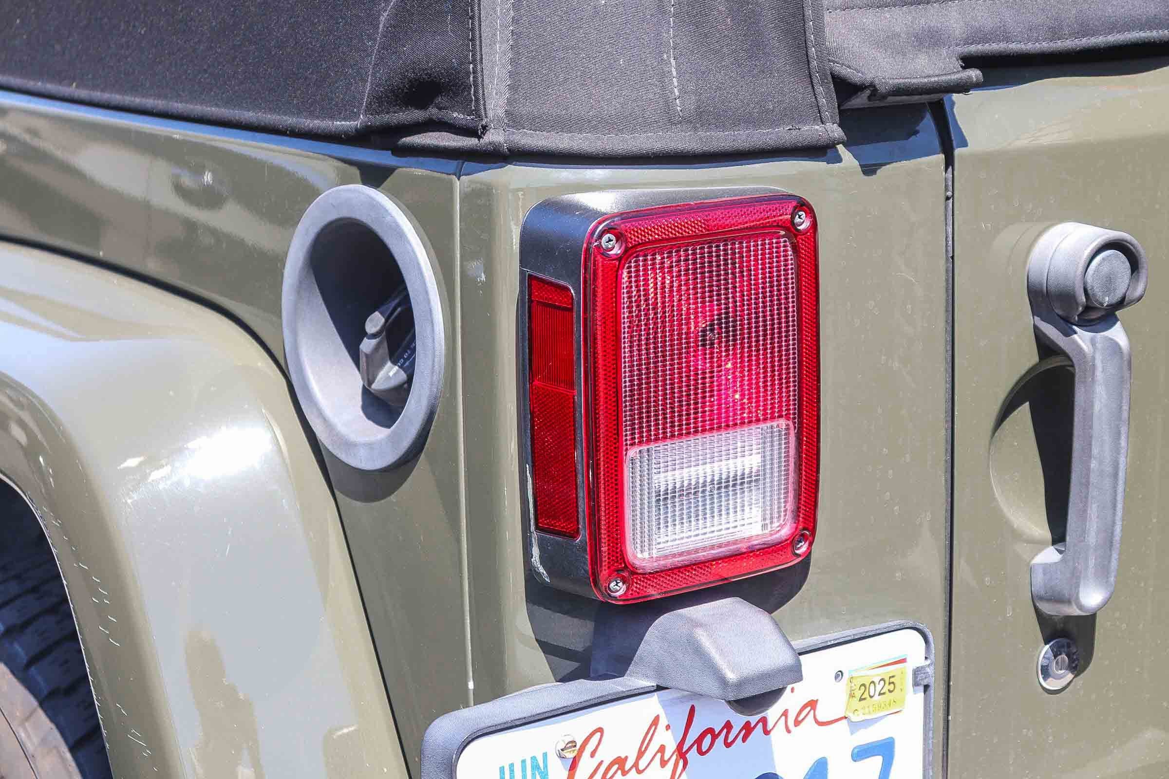 Used 2015 Jeep Wrangler Unlimited Sahara w/ Connectivity Group image 12