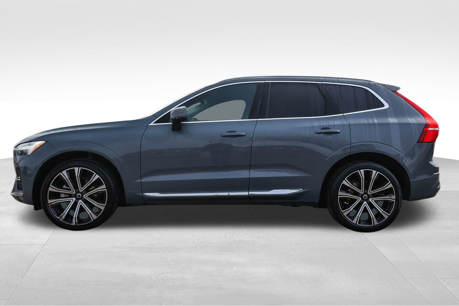 Used 2023 Volvo XC60 B5 Ultimate w/ Climate Package image 9