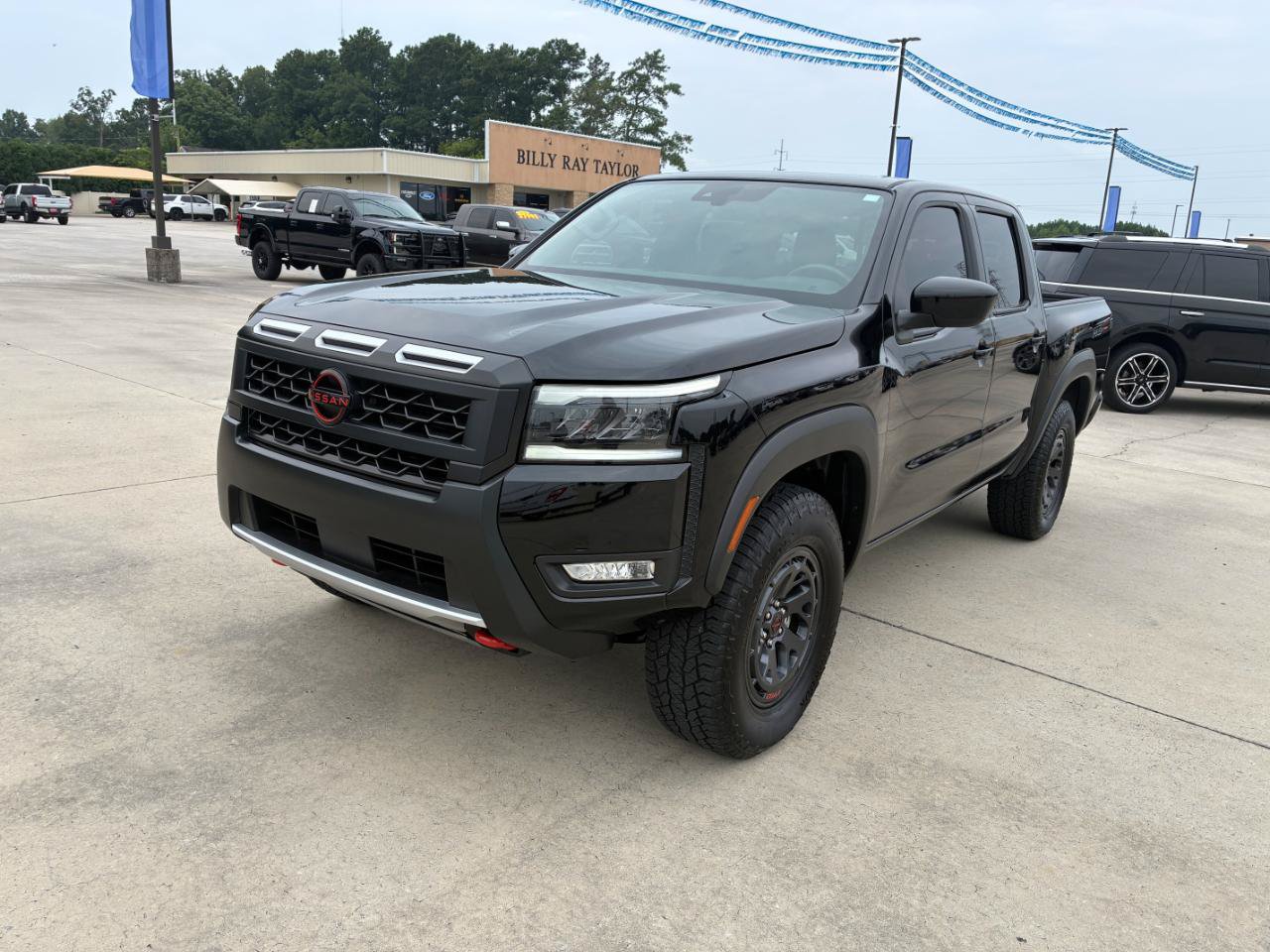 Used 2026 Nissan Frontier PRO-4X AWD/4WD image 2