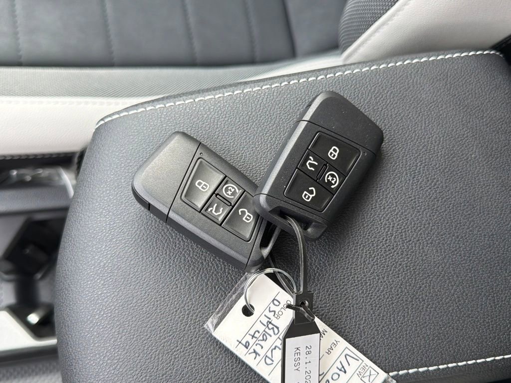 New 2026 Volkswagen Taos SE FWD image 32